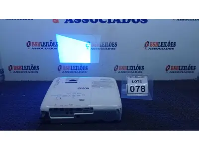 LOTE 078 - 01 PROJETOR MARCA EPSON. (NO ESTADO) ATENÇÃO! FAZER A VISITAÇÃO ANTES DE ARREMATAR, NÃO SABEMOS SE FUNCIONA. LEILÃO NÃO TEM GARANTIA E NEM DEVOLUÇÃO, SUJEITO A POSSÍVEIS AVARIAS VISÍVEIS/OCULTAS E/OU AUSÊNCIA DE COMPONENTES.