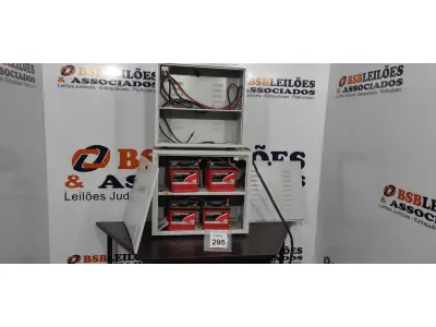 LOTE 295 - 01 BANCO DE BATERIA COM 04 BATERIA E 01 BANCO DE BATERIA VAZIO. (NO ESTADO) ATENÇÃO! FAZER A VISITAÇÃO ANTES DE ARREMATAR, NÃO SABEMOS SE FUNCIONA, LEILÃO NÃO TEM GARANTIA E NEM DEVOLUÇÃO, SUJEITO A POSSÍVEIS AVARIAS VISÍVEIS/OCULTAS E/OU AUSÊNCIA DE COMPONENTES.