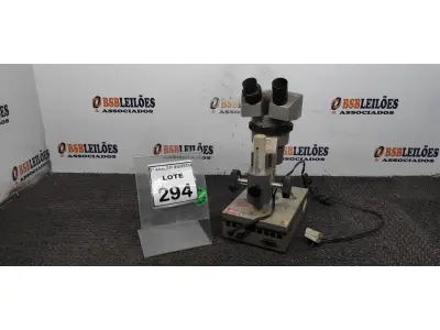 LOTE 294 - 01 MICROSCÓPIO. (NO ESTADO) ATENÇÃO! FAZER A VISITAÇÃO ANTES DE ARREMATAR, NÃO SABEMOS SE FUNCIONA. LEILÃO NÃO TEM GARANTIA E NEM DEVOLUÇÃO, SUJEITO A POSSÍVEIS AVARIAS VISÍVEIS/OCULTAS E/OU AUSÊNCIA DE COMPONENTES.