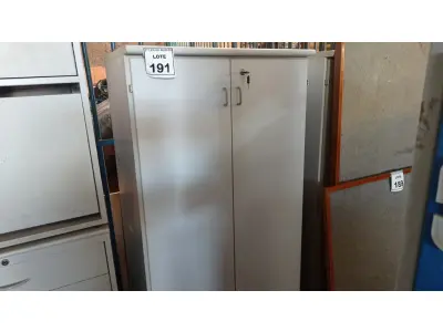 LOTE 191 - 01 ARMÁRIO ALTO 02 PORTAS COM TRANCA. (NO ESTADO) ATENÇÃO! FAZER A VISITAÇÃO ANTES DE ARREMATAR, NÃO SABEMOS SE FUNCIONA. LEILÃO NÃO TEM GARANTIA E NEM DEVOLUÇÃO, SUJEITO A POSSÍVEIS AVARIAS VISÍVEIS/OCULTAS E/OU AUSÊNCIA DE COMPONENTES.