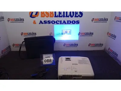 LOTE 088 - 01 PROJETOR COM CASE E CABOS MARCA EPSON. (NO ESTADO) ATENÇÃO! FAZER A VISITAÇÃO ANTES DE ARREMATAR, NÃO SABEMOS SE FUNCIONA. LEILÃO NÃO TEM GARANTIA E NEM DEVOLUÇÃO, SUJEITO A POSSÍVEIS AVARIAS VISÍVEIS/OCULTAS E/OU AUSÊNCIA DE COMPONENTES.