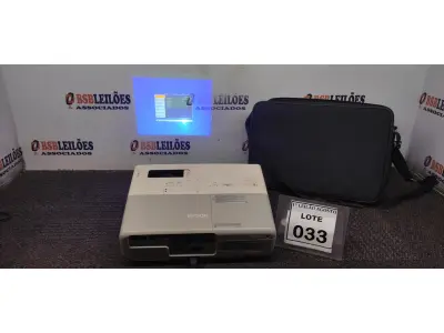 LOTE 033 - 01 PROJETOR COM CASE E CABOS MARCA EPSON. (NO ESTADO) ATENÇÃO! FAZER A VISITAÇÃO ANTES DE ARREMATAR, NÃO SABEMOS SE FUNCIONA. LEILÃO NÃO TEM GARANTIA E NEM DEVOLUÇÃO, SUJEITO A POSSÍVEIS AVARIAS VISÍVEIS/OCULTAS E/OU AUSÊNCIA DE COMPONENTES.