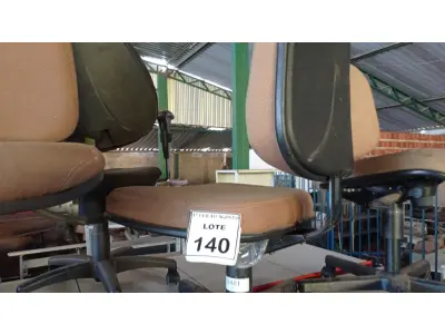 LOTE 140 - 02 CADEIRAS DE ESCRITÓRIO COM RODINHAS. (NO ESTADO) ATENÇÃO! FAZER A VISITAÇÃO ANTES DE ARREMATAR, NÃO SABEMOS SE FUNCIONA. LEILÃO NÃO TEM GARANTIA E NEM DEVOLUÇÃO, SUJEITO A POSSÍVEIS AVARIAS VISÍVEIS/OCULTAS E/OU AUSÊNCIA DE COMPONENTES.