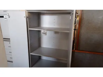 LOTE 191 - 01 ARMÁRIO ALTO 02 PORTAS COM TRANCA. (NO ESTADO) ATENÇÃO! FAZER A VISITAÇÃO ANTES DE ARREMATAR, NÃO SABEMOS SE FUNCIONA. LEILÃO NÃO TEM GARANTIA E NEM DEVOLUÇÃO, SUJEITO A POSSÍVEIS AVARIAS VISÍVEIS/OCULTAS E/OU AUSÊNCIA DE COMPONENTES.