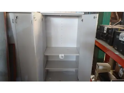 LOTE 188 - 01 ARMÁRIO ALTO 02 PORTAS COM TRANCA. (NO ESTADO) ATENÇÃO! FAZER A VISITAÇÃO ANTES DE ARREMATAR, NÃO SABEMOS SE FUNCIONA. LEILÃO NÃO TEM GARANTIA E NEM DEVOLUÇÃO, SUJEITO A POSSÍVEIS AVARIAS VISÍVEIS/OCULTAS E/OU AUSÊNCIA DE COMPONENTES.
