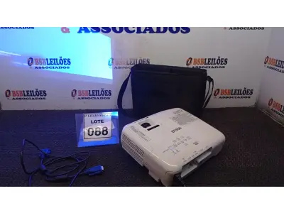 LOTE 088 - 01 PROJETOR COM CASE E CABOS MARCA EPSON. (NO ESTADO) ATENÇÃO! FAZER A VISITAÇÃO ANTES DE ARREMATAR, NÃO SABEMOS SE FUNCIONA. LEILÃO NÃO TEM GARANTIA E NEM DEVOLUÇÃO, SUJEITO A POSSÍVEIS AVARIAS VISÍVEIS/OCULTAS E/OU AUSÊNCIA DE COMPONENTES.