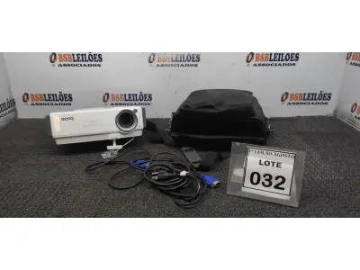 LOTE 032 - 01 PROJETOR COM CASE E CABOS MARCA BENQ. (NO ESTADO) ATENÇÃO! FAZER A VISITAÇÃO ANTES DE ARREMATAR, NÃO SABEMOS SE FUNCIONA. LEILÃO NÃO TEM GARANTIA E NEM DEVOLUÇÃO, SUJEITO A POSSÍVEIS AVARIAS VISÍVEIS/OCULTAS E/OU AUSÊNCIA DE COMPONENTES.