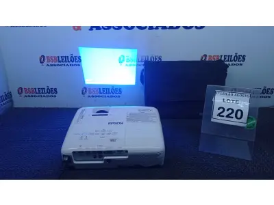 LOTE 220 - 01 PROJETOR COM CASE MARCA EPSON. (NO ESTADO) ATENÇÃO! FAZER A VISITAÇÃO ANTES DE ARREMATAR, NÃO SABEMOS SE FUNCIONA. LEILÃO NÃO TEM GARANTIA E NEM DEVOLUÇÃO, SUJEITO A POSSÍVEIS AVARIAS VISÍVEIS/OCULTAS E/OU AUSÊNCIA DE COMPONENTES.