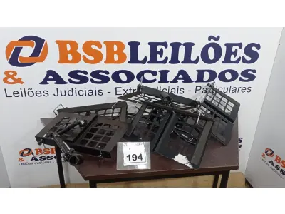 LOTE 194 - 01 BALCÃO COM ESPELHOS E 02 GAVETAS EM MADEIRA E 05 SUPORTES DE TV. (NO ESTADO) ATENÇÃO! FAZER A VISITAÇÃO ANTES DE ARREMATAR, NÃO SABEMOS SE FUNCIONA. LEILÃO NÃO TEM GARANTIA E NEM DEVOLUÇÃO, SUJEITO A POSSÍVEIS AVARIAS VISÍVEIS/OCULTAS E/OU AUSÊNCIA DE COMPONENTES.