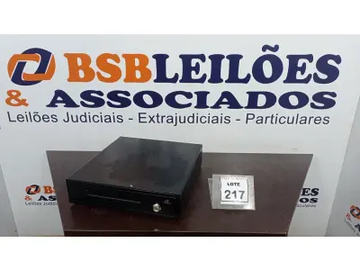 LOTE 217 - 01 GAVETA DE DINHEIRO. (NO ESTADO) ATENÇÃO! FAZER A VISITAÇÃO ANTES DE ARREMATAR, NÃO SABEMOS SE FUNCIONA, LEILÃO NÃO TEM GARANTIA E NEM DEVOLUÇÃO, SUJEITO A POSSÍVEIS AVARIAS VISÍVEIS/OCULTAS E/OU AUSÊNCIA DE COMPONENTES.