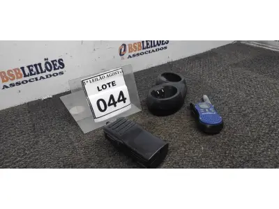 LOTE 044 - 02 RÁDIOS COMUNICADORES COM BASE DE CARREGADOR. (NO ESTADO) ATENÇÃO! FAZER A VISITAÇÃO ANTES DE ARREMATAR, NÃO SABEMOS SE FUNCIONA. LEILÃO NÃO TEM GARANTIA E NEM DEVOLUÇÃO, SUJEITO A POSSÍVEIS AVARIAS VISÍVEIS/OCULTAS E/OU AUSÊNCIA DE COMPONENTES.