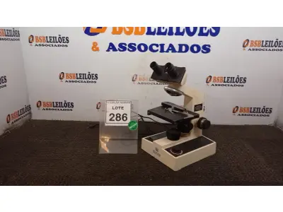 LOTE 286 - 01 MICROSCÓPIO. (NO ESTADO) ATENÇÃO! FAZER A VISITAÇÃO ANTES DE ARREMATAR, NÃO SABEMOS SE FUNCIONA. LEILÃO NÃO TEM GARANTIA E NEM DEVOLUÇÃO, SUJEITO A POSSÍVEIS AVARIAS VISÍVEIS/OCULTAS E/OU AUSÊNCIA DE COMPONENTES.