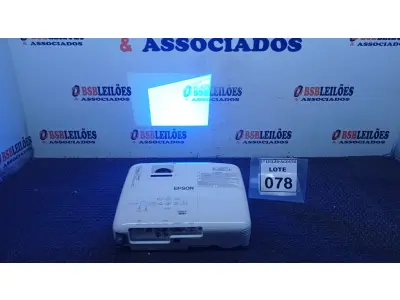 LOTE 078 - 01 PROJETOR MARCA EPSON. (NO ESTADO) ATENÇÃO! FAZER A VISITAÇÃO ANTES DE ARREMATAR, NÃO SABEMOS SE FUNCIONA. LEILÃO NÃO TEM GARANTIA E NEM DEVOLUÇÃO, SUJEITO A POSSÍVEIS AVARIAS VISÍVEIS/OCULTAS E/OU AUSÊNCIA DE COMPONENTES.