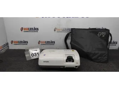 LOTE 031 - 01 PROJETOR COM CASE MARCA EPSON. (NO ESTADO) ATENÇÃO! FAZER A VISITAÇÃO ANTES DE ARREMATAR, NÃO SABEMOS SE FUNCIONA. LEILÃO NÃO TEM GARANTIA E NEM DEVOLUÇÃO, SUJEITO A POSSÍVEIS AVARIAS VISÍVEIS/OCULTAS E/OU AUSÊNCIA DE COMPONENTES.