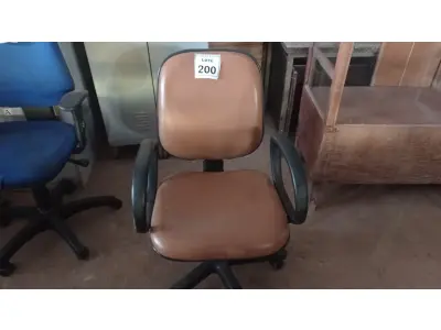 LOTE 200 - 01 CADEIRA DE ESCRITÓRIO COM RODINHAS. (NO ESTADO) ATENÇÃO! FAZER A VISITAÇÃO ANTES DE ARREMATAR, NÃO SABEMOS SE FUNCIONA. LEILÃO NÃO TEM GARANTIA E NEM DEVOLUÇÃO, SUJEITO A POSSÍVEIS AVARIAS VISÍVEIS/OCULTAS E/OU AUSÊNCIA DE COMPONENTES.