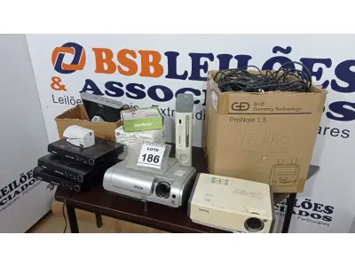 LOTE 186 - 02 PROJETORES, 01 XBOX 360, 03 APARELHOS DE DVD E VÁRIOS LEITORES DE CÓDIGOS DE BARRA E PERIFÉRICOS DIVERSOS. (NO ESTADO) ATENÇÃO! FAZER A VISITAÇÃO ANTES DE ARREMATAR, NÃO SABEMOS SE FUNCIONA. LEILÃO NÃO TEM GARANTIA E NEM DEVOLUÇÃO, SUJEITO A POSSÍVEIS AVARIAS VISÍVEIS/OCULTAS E/OU AUSÊNCIA DE COMPONENTES.