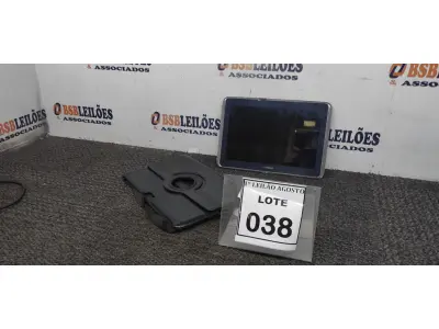 LOTE 038 - 01 TABLET COM CAPA MARCA SAMSUNG. (NO ESTADO) ATENÇÃO! FAZER A VISITAÇÃO ANTES DE ARREMATAR, NÃO SABEMOS SE FUNCIONA. LEILÃO NÃO TEM GARANTIA E NEM DEVOLUÇÃO, SUJEITO A POSSÍVEIS AVARIAS VISÍVEIS/OCULTAS E/OU AUSÊNCIA DE COMPONENTES.