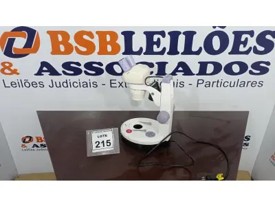 LOTE 215 - 01 MICROSCÓPIO. (NO ESTADO) ATENÇÃO! FAZER A VISITAÇÃO ANTES DE ARREMATAR, NÃO SABEMOS SE FUNCIONA. LEILÃO NÃO TEM GARANTIA E NEM DEVOLUÇÃO, SUJEITO A POSSÍVEIS AVARIAS VISÍVEIS/OCULTAS E/OU AUSÊNCIA DE COMPONENTES.