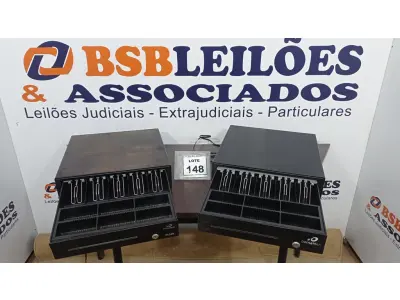 LOTE 148 - 02 GAVETAS DE DINHEIRO. (NO ESTADO) ATENÇÃO! FAZER A VISITAÇÃO ANTES DE ARREMATAR, NÃO SABEMOS SE FUNCIONA. LEILÃO NÃO TEM GARANTIA E NEM DEVOLUÇÃO, SUJEITO A POSSÍVEIS AVARIAS VISÍVEIS/OCULTAS E/OU AUSÊNCIA DE COMPONENTES.