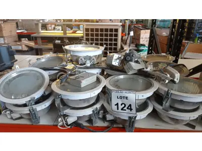 LOTE 124 - 01 LOTE COM VÁRIAS LUMINÁRIAS, 02 CÂMERAS E 01 SENSOR DE MOVIMENTO. (NO ESTADO) ATENÇÃO! FAZER A VISITAÇÃO ANTES DE ARREMATAR, NÃO SABEMOS SE FUNCIONA. LEILÃO NÃO TEM GARANTIA E NEM DEVOLUÇÃO, SUJEITO A POSSÍVEIS AVARIAS VISÍVEIS/OCULTAS E/OU AUSÊNCIA DE COMPONENTES.