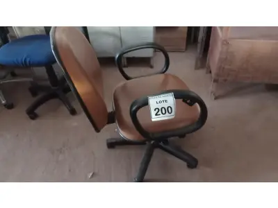 LOTE 200 - 01 CADEIRA DE ESCRITÓRIO COM RODINHAS. (NO ESTADO) ATENÇÃO! FAZER A VISITAÇÃO ANTES DE ARREMATAR, NÃO SABEMOS SE FUNCIONA. LEILÃO NÃO TEM GARANTIA E NEM DEVOLUÇÃO, SUJEITO A POSSÍVEIS AVARIAS VISÍVEIS/OCULTAS E/OU AUSÊNCIA DE COMPONENTES.