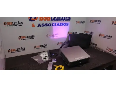 LOTE 025 - 01 PROJETOR COM CASE E CABOS MARCA SONNY. (NO ESTADO) ATENÇÃO! FAZER A VISITAÇÃO ANTES DE ARREMATAR, NÃO SABEMOS SE FUNCIONA. LEILÃO NÃO TEM GARANTIA E NEM DEVOLUÇÃO, SUJEITO A POSSÍVEIS AVARIAS VISÍVEIS/OCULTAS E/OU AUSÊNCIA DE COMPONENTES.