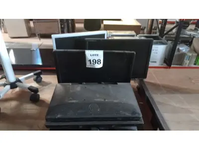 LOTE 198 - 07 MONITORES DE MARCAS E MODELOS DIVERSOS. (NO ESTADO) ATENÇÃO! FAZER A VISITAÇÃO ANTES DE ARREMATAR, NÃO SABEMOS SE FUNCIONA. LEILÃO NÃO TEM GARANTIA E NEM DEVOLUÇÃO, SUJEITO A POSSÍVEIS AVARIAS VISÍVEIS/OCULTAS E/OU AUSÊNCIA DE COMPONENTES.