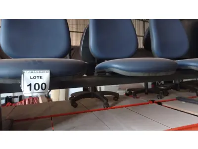 LOTE 100 - 01 LONGARINA COM 03 LUGARES. (NO ESTADO) ATENÇÃO! FAZER A VISITAÇÃO ANTES DE ARREMATAR, NÃO SABEMOS SE FUNCIONA. LEILÃO NÃO TEM GARANTIA E NEM DEVOLUÇÃO, SUJEITO A POSSÍVEIS AVARIAS VISÍVEIS/OCULTAS E/OU AUSÊNCIA DE COMPONENTES.
