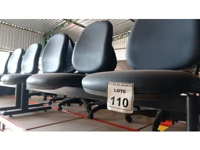 LOTE 110 - 01 LONGARINA COM 03 LUGARES. (NO ESTADO) ATENÇÃO! FAZER A VISITAÇÃO ANTES DE ARREMATAR, NÃO SABEMOS SE FUNCIONA. LEILÃO NÃO TEM GARANTIA E NEM DEVOLUÇÃO, SUJEITO A POSSÍVEIS AVARIAS VISÍVEIS/OCULTAS E/OU AUSÊNCIA DE COMPONENTES.