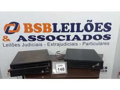 LOTE 148 - 02 GAVETAS DE DINHEIRO. (NO ESTADO) ATENÇÃO! FAZER A VISITAÇÃO ANTES DE ARREMATAR, NÃO SABEMOS SE FUNCIONA. LEILÃO NÃO TEM GARANTIA E NEM DEVOLUÇÃO, SUJEITO A POSSÍVEIS AVARIAS VISÍVEIS/OCULTAS E/OU AUSÊNCIA DE COMPONENTES.