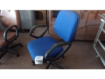 LOTE 190 - 01 CADEIRA DE ESCRITÓRIO COM RODINHAS. (NO ESTADO) ATENÇÃO! FAZER A VISITAÇÃO ANTES DE ARREMATAR, NÃO SABEMOS SE FUNCIONA. LEILÃO NÃO TEM GARANTIA E NEM DEVOLUÇÃO, SUJEITO A POSSÍVEIS AVARIAS VISÍVEIS/OCULTAS E/OU AUSÊNCIA DE COMPONENTES.