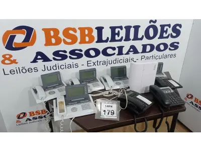 LOTE 179 - 01 LOTE COM VÁRIOS APARELHOS DE TELEFONE. (NO ESTADO) ATENÇÃO! FAZER A VISITAÇÃO ANTES DE ARREMATAR, NÃO SABEMOS SE FUNCIONA. LEILÃO NÃO TEM GARANTIA E NEM DEVOLUÇÃO, SUJEITO A POSSÍVEIS AVARIAS VISÍVEIS/OCULTAS E/OU AUSÊNCIA DE COMPONENTES.