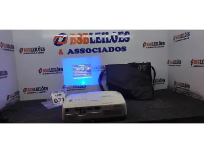 LOTE 031 - 01 PROJETOR COM CASE MARCA EPSON. (NO ESTADO) ATENÇÃO! FAZER A VISITAÇÃO ANTES DE ARREMATAR, NÃO SABEMOS SE FUNCIONA. LEILÃO NÃO TEM GARANTIA E NEM DEVOLUÇÃO, SUJEITO A POSSÍVEIS AVARIAS VISÍVEIS/OCULTAS E/OU AUSÊNCIA DE COMPONENTES.