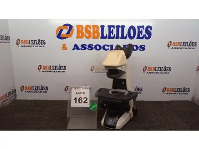 LOTE 162 - 01 MICROSCÓPIO. (NO ESTADO) ATENÇÃO! FAZER A VISITAÇÃO ANTES DE ARREMATAR, NÃO SABEMOS SE FUNCIONA. LEILÃO NÃO TEM GARANTIA E NEM DEVOLUÇÃO, SUJEITO A POSSÍVEIS AVARIAS VISÍVEIS/OCULTAS E/OU AUSÊNCIA DE COMPONENTES.