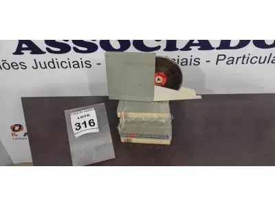 LOTE 316 - 06 FITAS DE FILME DE ROLO. (NO ESTADO) ATENÇÃO! FAZER A VISITAÇÃO ANTES DE ARREMATAR, NÃO SABEMOS SE FUNCIONA, LEILÃO NÃO TEM GARANTIA E NEM DEVOLUÇÃO, SUJEITO A POSSÍVEIS AVARIAS VISÍVEIS/OCULTAS E/OU AUSÊNCIA DE COMPONENTES.