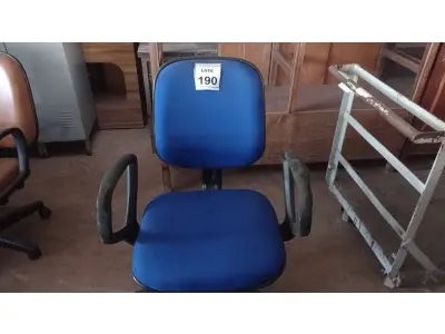 LOTE 190 - 01 CADEIRA DE ESCRITÓRIO COM RODINHAS. (NO ESTADO) ATENÇÃO! FAZER A VISITAÇÃO ANTES DE ARREMATAR, NÃO SABEMOS SE FUNCIONA. LEILÃO NÃO TEM GARANTIA E NEM DEVOLUÇÃO, SUJEITO A POSSÍVEIS AVARIAS VISÍVEIS/OCULTAS E/OU AUSÊNCIA DE COMPONENTES.