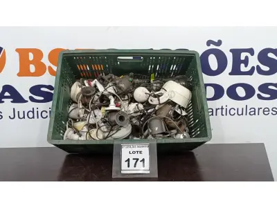 LOTE 171 - 01 LOTE OM GRANDE QUANTIDADE DE CÂMERAS DE SEGURANÇA. (NO ESTADO) ATENÇÃO! FAZER A VISITAÇÃO ANTES DE ARREMATAR, NÃO SABEMOS SE FUNCIONA. LEILÃO NÃO TEM GARANTIA E NEM DEVOLUÇÃO, SUJEITO A POSSÍVEIS AVARIAS VISÍVEIS/OCULTAS E/OU AUSÊNCIA DE COMPONENTES.