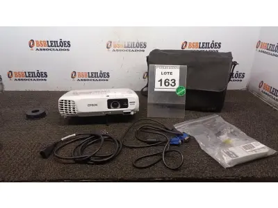 LOTE 163 - 01 PROJETOR COM CASE E CABOS MARCA EPSON. (NO ESTADO) ATENÇÃO! FAZER A VISITAÇÃO ANTES DE ARREMATAR, NÃO SABEMOS SE FUNCIONA. LEILÃO NÃO TEM GARANTIA E NEM DEVOLUÇÃO, SUJEITO A POSSÍVEIS AVARIAS VISÍVEIS/OCULTAS E/OU AUSÊNCIA DE COMPONENTES.