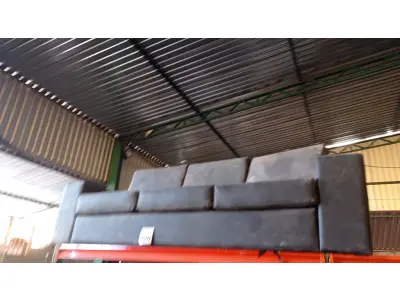LOTE 090 - 01 SOFÁ DE 03 LUGARES NA COR PRETA. (NO ESTADO) ATENÇÃO! FAZER A VISITAÇÃO ANTES DE ARREMATAR, NÃO SABEMOS SE FUNCIONA. LEILÃO NÃO TEM GARANTIA E NEM DEVOLUÇÃO, SUJEITO A POSSÍVEIS AVARIAS VISÍVEIS/OCULTAS E/OU AUSÊNCIA DE COMPONENTES.