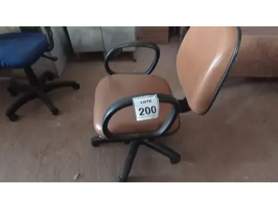 LOTE 200 - 01 CADEIRA DE ESCRITÓRIO COM RODINHAS. (NO ESTADO) ATENÇÃO! FAZER A VISITAÇÃO ANTES DE ARREMATAR, NÃO SABEMOS SE FUNCIONA. LEILÃO NÃO TEM GARANTIA E NEM DEVOLUÇÃO, SUJEITO A POSSÍVEIS AVARIAS VISÍVEIS/OCULTAS E/OU AUSÊNCIA DE COMPONENTES.