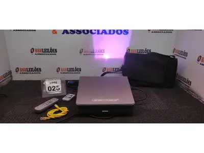 LOTE 025 - 01 PROJETOR COM CASE E CABOS MARCA SONNY. (NO ESTADO) ATENÇÃO! FAZER A VISITAÇÃO ANTES DE ARREMATAR, NÃO SABEMOS SE FUNCIONA. LEILÃO NÃO TEM GARANTIA E NEM DEVOLUÇÃO, SUJEITO A POSSÍVEIS AVARIAS VISÍVEIS/OCULTAS E/OU AUSÊNCIA DE COMPONENTES.