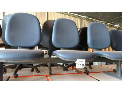 LOTE 110 - 01 LONGARINA COM 03 LUGARES. (NO ESTADO) ATENÇÃO! FAZER A VISITAÇÃO ANTES DE ARREMATAR, NÃO SABEMOS SE FUNCIONA. LEILÃO NÃO TEM GARANTIA E NEM DEVOLUÇÃO, SUJEITO A POSSÍVEIS AVARIAS VISÍVEIS/OCULTAS E/OU AUSÊNCIA DE COMPONENTES.