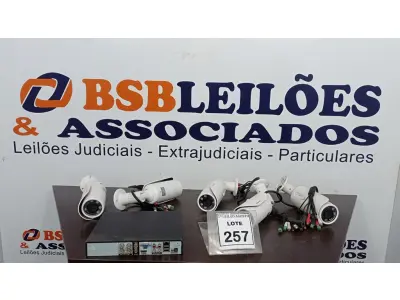 LOTE 257 - 01 DVR E 05 CÂMERAS DE MONITORAMENTO. (NO ESTADO) ATENÇÃO! FAZER A VISITAÇÃO ANTES DE ARREMATAR, NÃO SABEMOS SE FUNCIONA, LEILÃO NÃO TEM GARANTIA E NEM DEVOLUÇÃO, SUJEITO A POSSÍVEIS AVARIAS VISÍVEIS/OCULTAS E/OU AUSÊNCIA DE COMPONENTES.