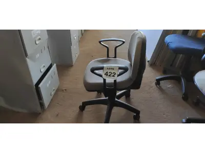 LOTE 422 - 01 CADEIRA DE ESCRITÓRIO COM RODINHAS. (NO ESTADO) ATENÇÃO! FAZER A VISITAÇÃO ANTES DE ARREMATAR, NÃO SABEMOS SE FUNCIONA. LEILÃO NÃO TEM GARANTIA E NEM DEVOLUÇÃO, SUJEITO A POSSÍVEIS AVARIAS VISÍVEIS/OCULTAS E/OU AUSÊNCIA DE COMPONENTES.