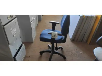 LOTE 423 - 01 CADEIRA DE ESCRITÓRIO COM RODINHAS. (NO ESTADO) ATENÇÃO! FAZER A VISITAÇÃO ANTES DE ARREMATAR, NÃO SABEMOS SE FUNCIONA. LEILÃO NÃO TEM GARANTIA E NEM DEVOLUÇÃO, SUJEITO A POSSÍVEIS AVARIAS VISÍVEIS/OCULTAS E/OU AUSÊNCIA DE COMPONENTES.