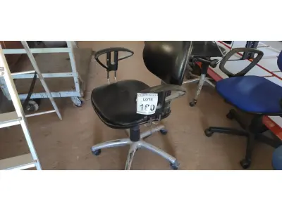 LOTE 180 - 01 CADEIRA DE ESCRITÓRIO COM RODINHAS. (NO ESTADO) ATENÇÃO! FAZER A VISITAÇÃO ANTES DE ARREMATAR, NÃO SABEMOS SE FUNCIONA. LEILÃO NÃO TEM GARANTIA E NEM DEVOLUÇÃO, SUJEITO A POSSÍVEIS AVARIAS VISÍVEIS/OCULTAS E/OU AUSÊNCIA DE COMPONENTES.