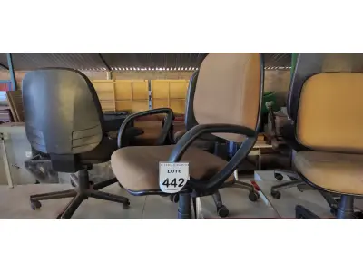 LOTE 442 - 01 CADEIRA DE ESCRITÓRIO COM RODINHAS. (NO ESTADO) ATENÇÃO! FAZER A VISITAÇÃO ANTES DE ARREMATAR, NÃO SABEMOS SE FUNCIONA. LEILÃO NÃO TEM GARANTIA E NEM DEVOLUÇÃO, SUJEITO A POSSÍVEIS AVARIAS VISÍVEIS/OCULTAS E/OU AUSÊNCIA DE COMPONENTES.