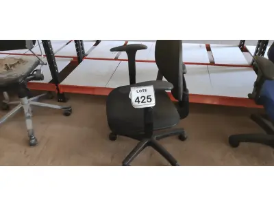 LOTE 425 - 01 CADEIRA DE ESCRITÓRIO COM RODINHAS. (NO ESTADO) ATENÇÃO! FAZER A VISITAÇÃO ANTES DE ARREMATAR, NÃO SABEMOS SE FUNCIONA. LEILÃO NÃO TEM GARANTIA E NEM DEVOLUÇÃO, SUJEITO A POSSÍVEIS AVARIAS VISÍVEIS/OCULTAS E/OU AUSÊNCIA DE COMPONENTES.