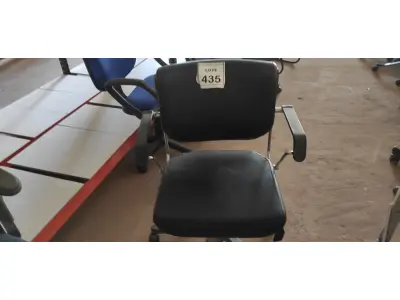 LOTE 435 - 01 CADEIRA DE ESCRITÓRIO COM RODINHAS. (NO ESTADO) ATENÇÃO! FAZER A VISITAÇÃO ANTES DE ARREMATAR, NÃO SABEMOS SE FUNCIONA. LEILÃO NÃO TEM GARANTIA E NEM DEVOLUÇÃO, SUJEITO A POSSÍVEIS AVARIAS VISÍVEIS/OCULTAS E/OU AUSÊNCIA DE COMPONENTES.