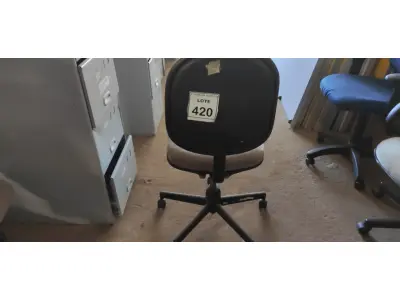 LOTE 420 - 01 CADEIRA DE ESCRITÓRIO COM RODINHAS. (NO ESTADO) ATENÇÃO! FAZER A VISITAÇÃO ANTES DE ARREMATAR, NÃO SABEMOS SE FUNCIONA. LEILÃO NÃO TEM GARANTIA E NEM DEVOLUÇÃO, SUJEITO A POSSÍVEIS AVARIAS VISÍVEIS/OCULTAS E/OU AUSÊNCIA DE COMPONENTES.